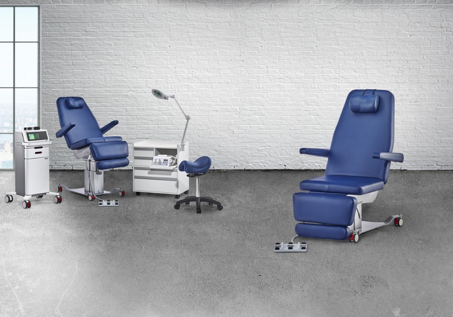 FORTRESS ELEVATE NAVY PODIATRY CHAIR photo